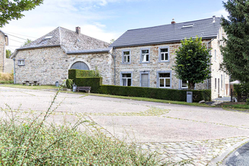 Maison ardennaise avec piscine intérieure, sauna et jacuzzi pour 19 personnes à Waimes