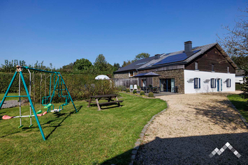 Maison ardennaise avec sauna et jacuzzi pour 11 personnes à Houffalize