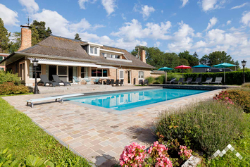  Luxe villa met buitenzwembad voor 13 personen in Rochefort